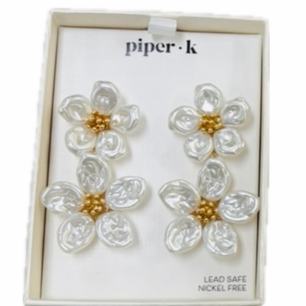 NWT ⚜️🤍⚜️ Piper K Gorgeous Gold and White Floral Drop Earrings
